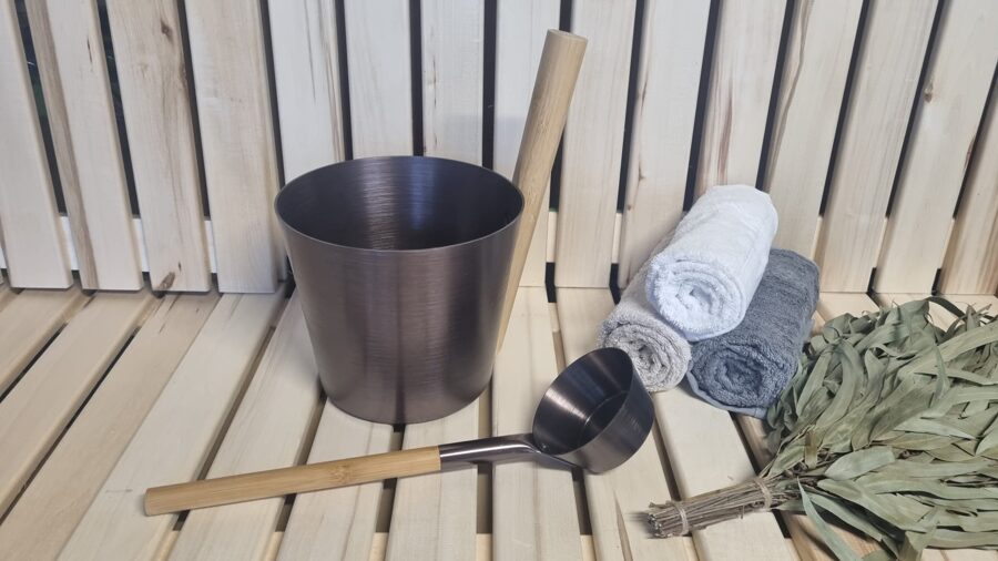 "4L Metal Sauna Bucket with Wooden Handle & Cup Set – Rustic Spa"